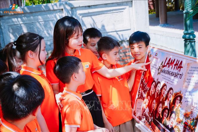 Tiết học ngoại khóa của học sinh FPT School Hà Nam tỉnh Ninh Bình tại Khu tưởng niệm Mười nữ dân quân pháo phòng không Lam Hạ. Ảnh: Đại Nghĩa - TTXVN