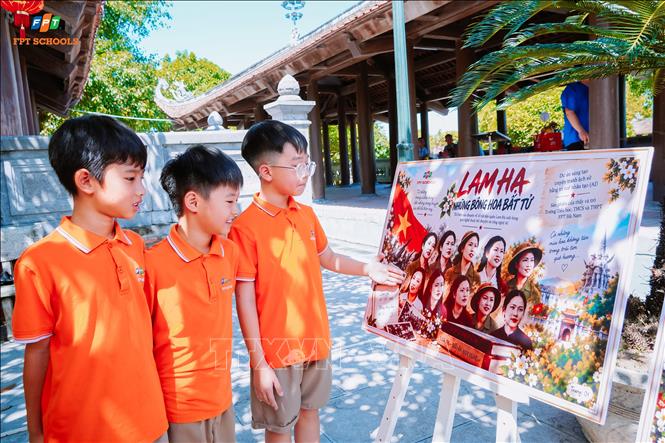 Học sinh tỉnh Ninh Bình tham quan dự án “Lam Hạ - Những bông hoa bất tử” tại Khu tưởng niệm Mười nữ dân quân pháo phòng không Lam Hạ. Ảnh: Đại Nghĩa - TTXVN