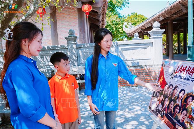 Các đoàn viên, học sinh tỉnh Ninh Bình tham quan dự án “Lam Hạ - Những bông hoa bất tử” tại Khu tưởng niệm Mười nữ dân quân pháo phòng không Lam Hạ. Ảnh: Đại Nghĩa - TTXVN
