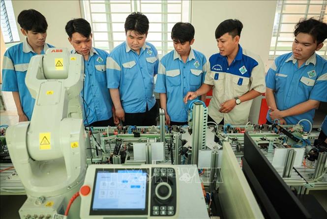Hệ thống các trường cao đẳng, cơ sở giáo dục nghề nghiệp tại Cần Thơ ngày càng được chú trọng đầu tư, nâng cao chất lượng đào tạo theo hướng chuyên sâu, gắn với nhu cầu của thị trường lao động, cung cấp nguồn nhân lực có tay nghề cao, đáp ứng yêu cầu phát triển của doanh nghiệp và nền kinh tế. Ảnh: Hoàng Hiếu - TTXVN