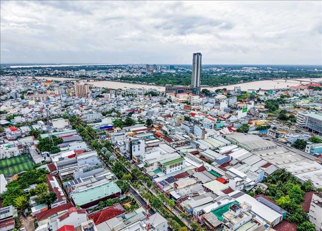 Hạ tầng đô thị và giao thông Cần Thơ đang được đầu tư, nâng cấp theo hướng đồng bộ, hiện đại, từng bước mở rộng không gian phát triển của thành phố. Ảnh: Hoàng Hiếu - TTXVN