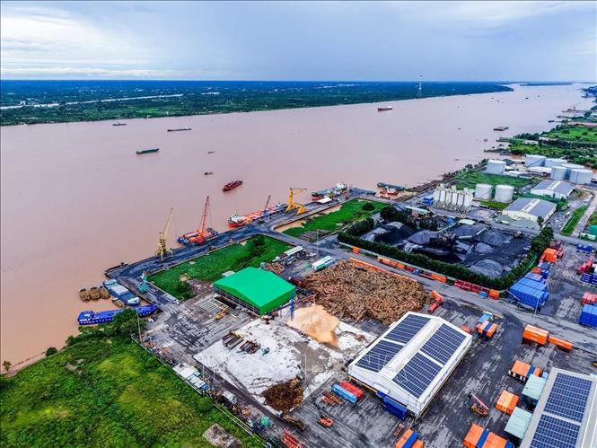 Cảng Cảng Cái Cui là một trong những đầu mối giao nhận, vận chuyển hàng hóa quan trọng của Cần Thơ và vùng Đồng bằng sông Cửu Long, góp phần kết nối hàng hóa từ các tỉnh trong vùng với các tuyến vận tải biển. Ảnh: Hoàng Hiếu - TTXVN