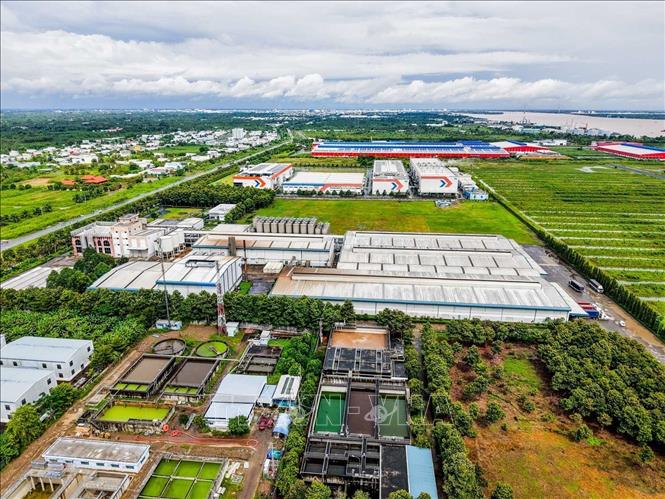 Cần Thơ đang đẩy mạnh phát triển các khu công nghiệp, cụm công nghiệp, thu hút đầu tư nhiều nhà đầu tư trong nước và quốc tế, tạo thêm việc làm, thu nhập ổn định cho người lao động, góp phần thúc đẩy phát triển kinh tế - xã hội của thành phố. Ảnh: Hoàng Hiếu - TTXVN 