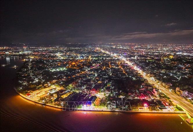 Khi thành phố lên đèn, Cần Thơ khoác lên diện mạo rực rỡ với những tuyến phố, công trình và không gian ven sông được chiếu sáng, tạo thêm sức hút cho các hoạt động thương mại, dịch vụ, du lịch và kinh tế đêm. Ảnh: Hoàng Hiếu - TTXVN