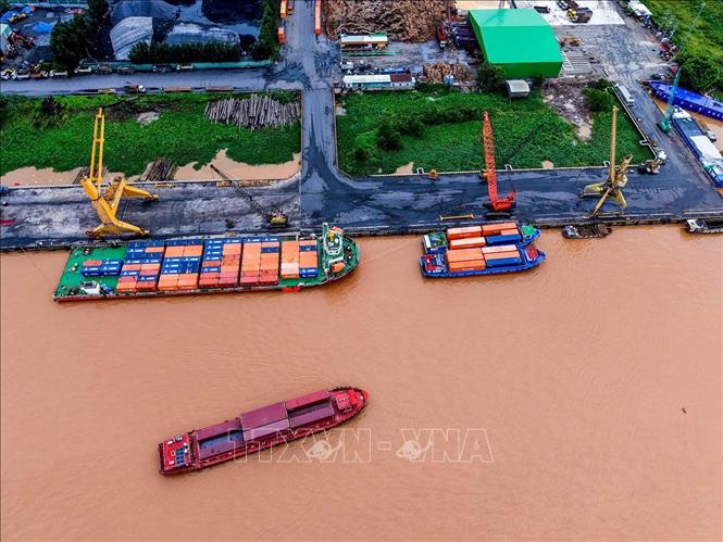 Với lợi thế hệ thống sông Hậu, sông Cần Thơ và mạng lưới kênh rạch, thuận lợi cho vận chuyển hàng hóa, kết nối các vùng sản xuất với trung tâm phân phối, Cần Thơ đang phát huy thế mạnh vận tải đường thủy gắn với phát triển logistics, góp phần nâng cao hiệu quả lưu thông và thúc đẩy phát triển kinh tế của thành phố. Ảnh: Hoàng Hiếu – TTXVN