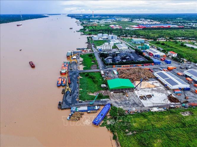 Cảng Cảng Cái Cui là một trong những đầu mối giao nhận, vận chuyển hàng hóa quan trọng của Cần Thơ và vùng Đồng bằng sông Cửu Long, góp phần kết nối hàng hóa từ các tỉnh trong vùng với các tuyến vận tải biển. Ảnh: Hoàng Hiếu - TTXVN