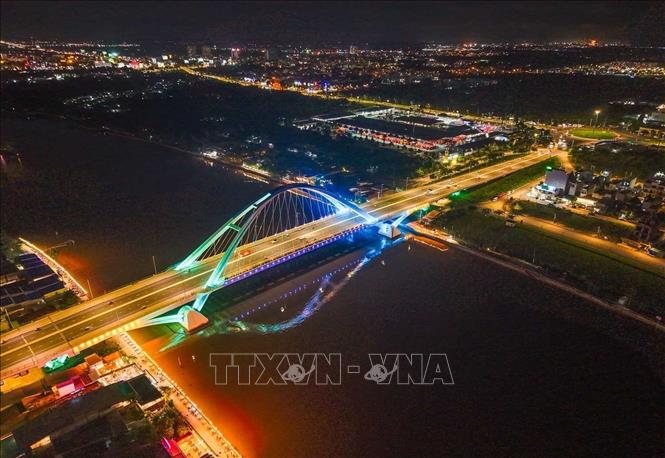 Cầu Trần Hoàng Na – cầu vòm hiện đại bắc qua sông Cần Thơ, nối Ninh Kiều và Cái Răng, dài khoảng 820 m tính cả đường dẫn, tạo thêm một trục kết nối quan trọng giữa khu vực trung tâm và phía Nam thành phố Cần Thơ. Ảnh: Hoàng Hiếu - TTXVN