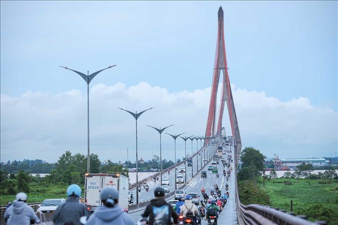 Cầu Cần Thơ với cầu chính vượt sông Hậu, nối Cần Thơ với Vĩnh Long, dài 2,75 km, rộng 23,1 m, đây là cầu dây văng có nhịp chính dài 550 m, là một công trình giao thông có ý nghĩa quan trọng đối với kết nối vùng. Ảnh: Hoàng Hiếu - TTXVN