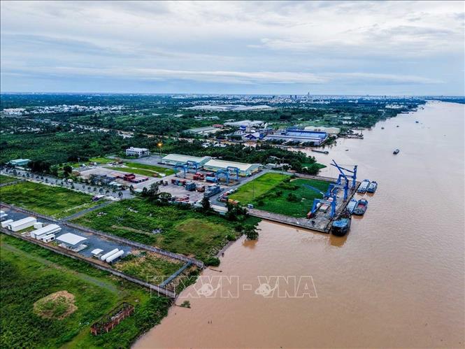 Hệ thống cảng, bến thủy và các tuyến vận tải Thành phố Cần Thơ tạo điều kiện kết nối vùng sản xuất với các trung tâm phân phối, góp phần nâng cao năng lực lưu chuyển hàng hóa, qua đó phát triển logistics đa phương thức, thúc đẩy phát triển kinh tế của thành phố. Ảnh: Hoàng Hiếu – TTXVN