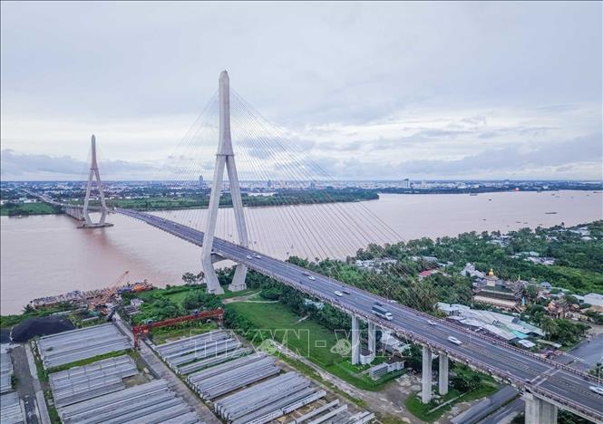 Cùng với nhiều cây cầu khác, Cầu Cần Thơ bắc qua sông Hậu, nối TP Cần Thơ với tỉnh Vĩnh Long, là một trong những công trình giao thông quan trọng, góp phần hoàn thiện mạng lưới giao thông, giúp tăng cường thúc đẩy giao thương, lưu thông hàng hóa và tạo thêm động lực phát triển kinh tế - xã hội. Ảnh: Hoàng Hiếu - TTXVN