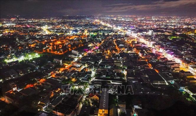 Khi thành phố lên đèn, Cần Thơ khoác lên diện mạo rực rỡ với những tuyến phố, công trình và không gian ven sông được chiếu sáng, tạo thêm sức hút cho các hoạt động thương mại, dịch vụ, du lịch và kinh tế đêm. Ảnh: Hoàng Hiếu - TTXVN