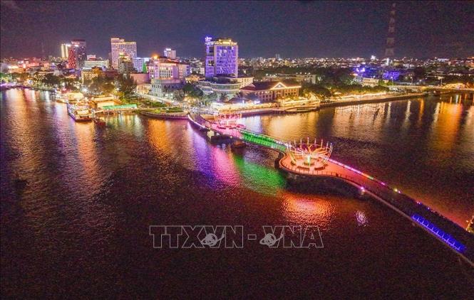 Cầu đi bộ Bến Ninh Kiều bắc qua rạch Khai Luông, kết nối khu vực Bến Ninh Kiều với cồn Cái Khế, tạo thêm không gian sinh hoạt, vui chơi và ngắm cảnh cho người dân, du khách. Ảnh: Hoàng Hiếu - TTXVN
