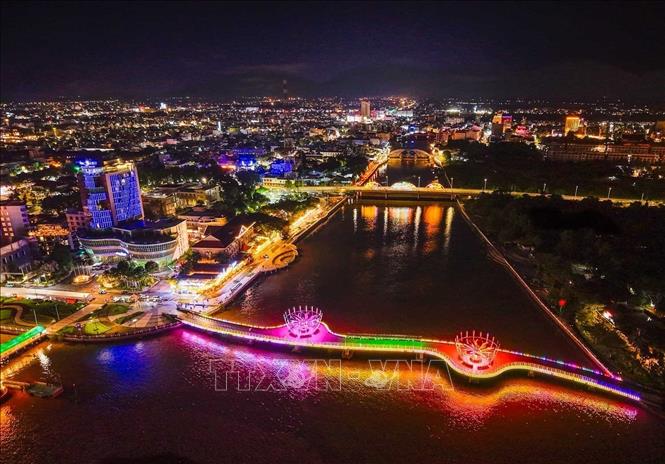 Cầu đi bộ Bến Ninh Kiều bắc qua rạch Khai Luông, kết nối khu vực Bến Ninh Kiều với cồn Cái Khế, tạo thêm không gian sinh hoạt, vui chơi và ngắm cảnh cho người dân, du khách. Ảnh: Hoàng Hiếu - TTXVN