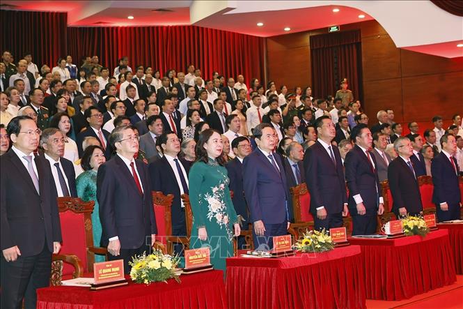 Chủ tịch Quốc hội Trần Thanh Mẫn và đại biểu thực hiện nghi lễ chào cờ. Ảnh: Doãn Tấn - TTXVN