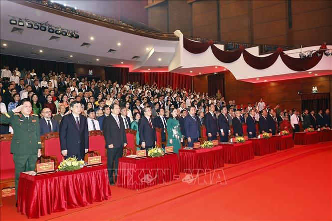 Chủ tịch Quốc hội Trần Thanh Mẫn và đại biểu thực hiện nghi lễ chào cờ. Ảnh: Doãn Tấn - TTXVN