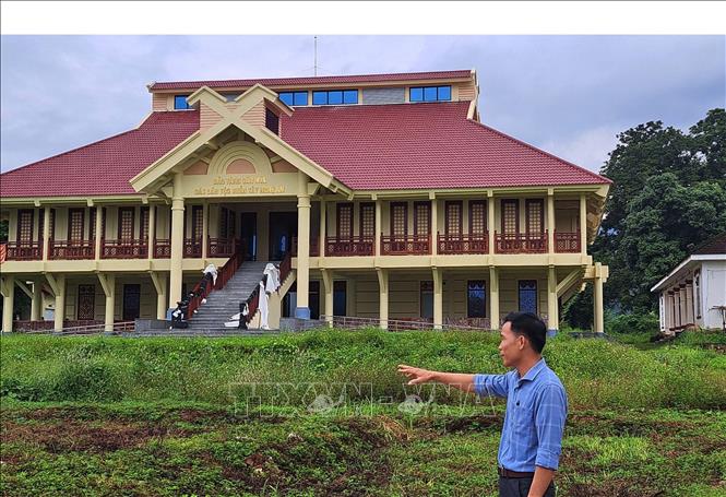 Bảo tàng miền tây Nghệ An bị bỏ không suốt 1 năm qua, khuôn viên cỏ mọc um tùm. Ảnh: Trịnh Duy Hưng - TTXVN