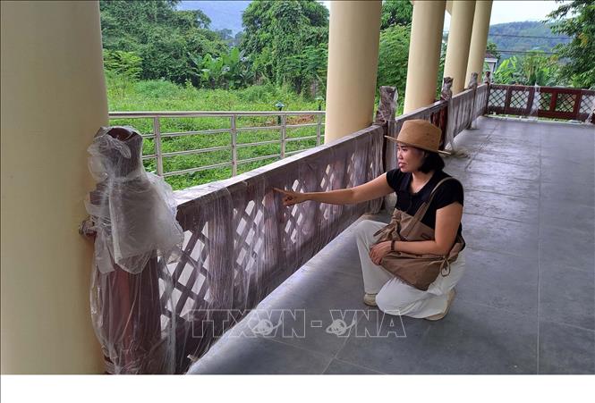 Chính quyền địa phương phải bọc nilon để bảo vệ trang thiết bị của Bảo tàng. Ảnh: Trịnh Duy Hưng - TTXVN