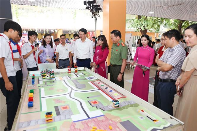 Đại biểu tham quan các sản phẩm công nghệ của học sinh được trưng bày tại “Không gian học tập số”. Ảnh: Thanh Tùng - TTXVN