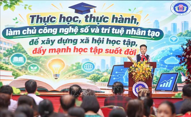 Học sinh Lê Phùng Quang Anh - lớp 6A2, Trường THCS Ngô Sĩ Liên đại diện học sinh phát biểu hưởng ứng Tuần lễ hưởng ứng học tập suốt đời năm 2026. Ảnh: Thanh Tùng - TTXVN