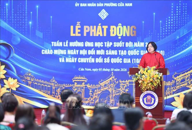 Đồng chí Trần Thuý Anh - Bí thư Chi bộ, Tổ trưởng Tổ chuyển đổi số cộng động Tổ dân phố Trần Hưng Đạo lên phát biểu hưởng ứng Tuần lễ. Ảnh: Thanh Tùng - TTXVN
