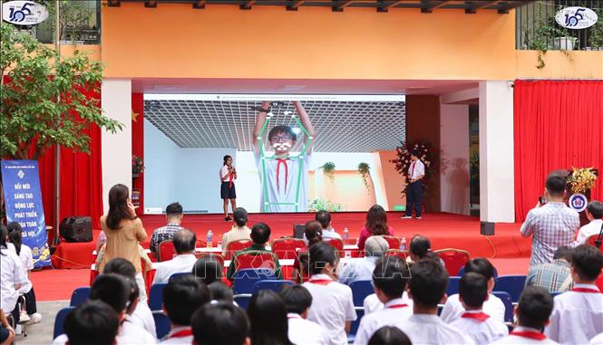Chương trình “Giao lưu ý tưởng công nghệ” với sản phẩm “FitForm” của Nhóm học sinh Trần Hải Long, Nguyễn Bảo Ngân, Bùi Quang Bảo - Lớp 8S (Trường THCS Trưng Vương). Ảnh: Thanh Tùng - TTXVN