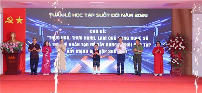 Ra mắt phần mềm Quản trị trường học “Cửa Nam Smart Education”, một dấu ấn trong hành trình đẩy mạnh ứng dụng công nghệ và chuyển đổi số trong hoạt động giáo dục trên địa bàn phường. Ảnh: Thanh Tùng - TTXVN