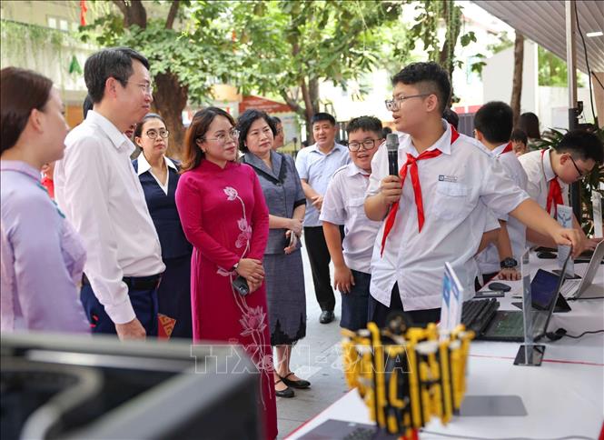 Đại biểu tham quan các sản phẩm công nghệ của học sinh được trưng bày tại “Không gian học tập số”. Ảnh: Thanh Tùng - TTXVN