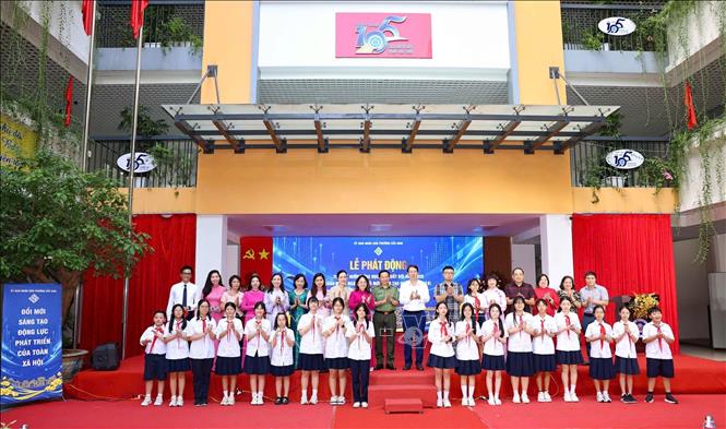 Sáng 1/10/2026, tại Trường THCS Ngô Sĩ Liên, phường Cửa Nam (Hà Nội) tổ chức Lễ phát động Tuần lễ hưởng ứng học tập suốt đời năm 2026, đồng thời hưởng ứng Ngày hội Đổi mới sáng tạo quốc gia 01/10 và Ngày Chuyển đổi số quốc gia 10/10. Ảnh: Thanh Tùng - TTXVN