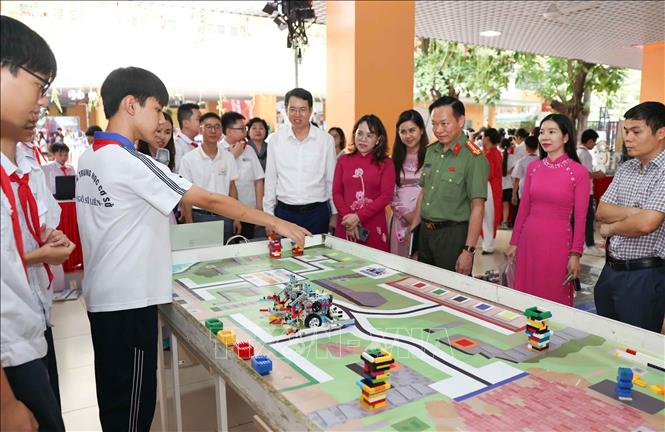 Đại biểu tham quan các sản phẩm công nghệ của học sinh được trưng bày tại “Không gian học tập số”. Ảnh: Thanh Tùng - TTXVN