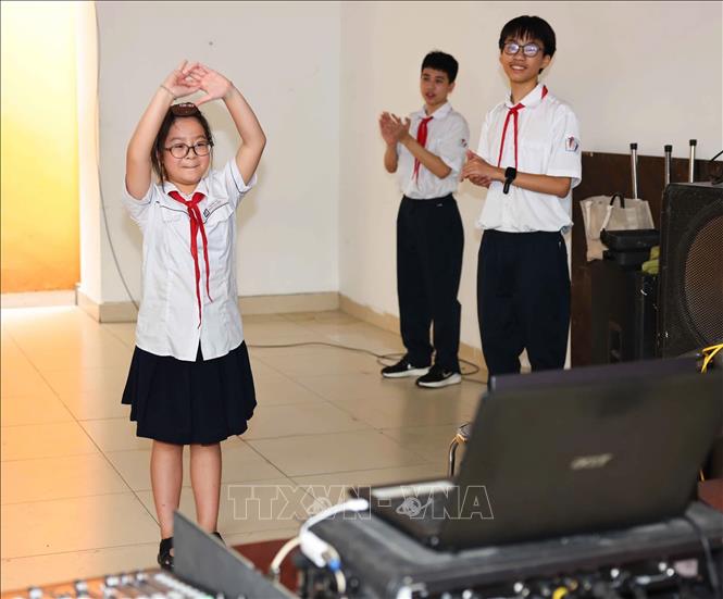 Học sinh Trường THCS Ngô Sĩ Liên hào hứng trải nghiệm sản phẩm “FitForm” của Nhóm học sinh Trần Hải Long, Nguyễn Bảo Ngân, Bùi Quang Bảo - Lớp 8S (Trường THCS Trưng Vương). Ảnh: Thanh Tùng - TTXVN