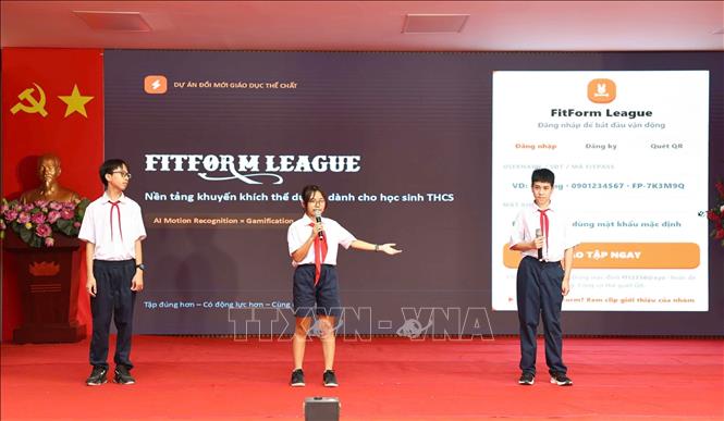 Chương trình “Giao lưu ý tưởng công nghệ” với sản phẩm “FitForm” của Nhóm học sinh Trần Hải Long, Nguyễn Bảo Ngân, Bùi Quang Bảo - Lớp 8S (Trường THCS Trưng Vương). Ảnh: Thanh Tùng - TTXVN