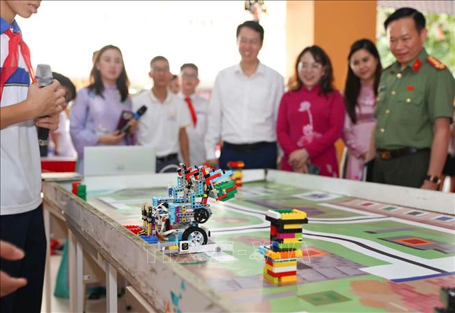 Đại biểu tham quan các sản phẩm công nghệ của học sinh được trưng bày tại “Không gian học tập số”. Ảnh: Thanh Tùng - TTXVN