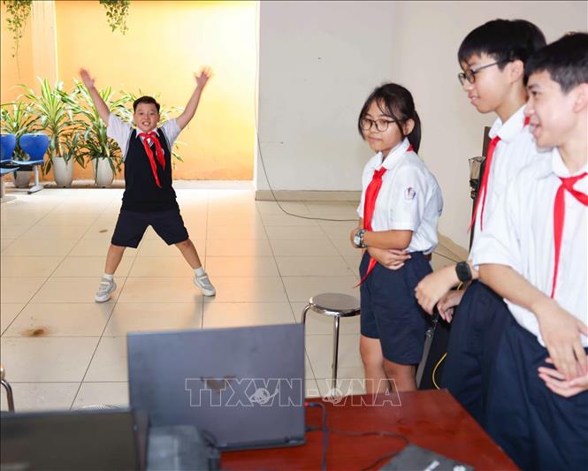 Học sinh Trường THCS Ngô Sĩ Liên hào hứng trải nghiệm sản phẩm “FitForm” của Nhóm học sinh Trần Hải Long, Nguyễn Bảo Ngân, Bùi Quang Bảo - Lớp 8S (Trường THCS Trưng Vương). Ảnh: Thanh Tùng - TTXVN