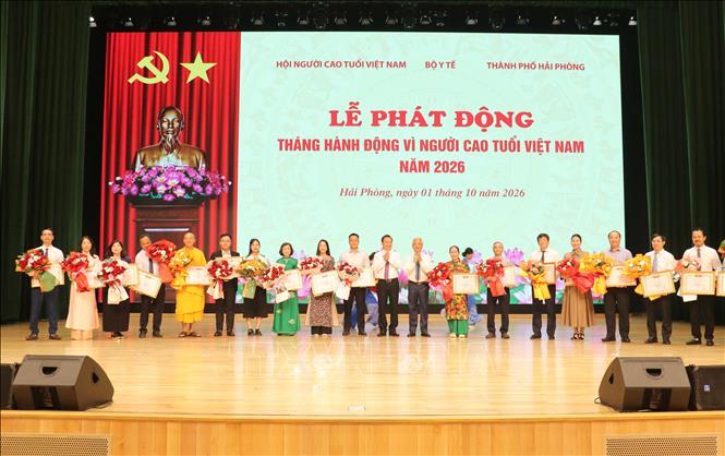 Hội Người cao tuổi Việt Nam tặng hoa và Bằng khen cho các tổ chức, cá nhân có thành tích tiêu biểu cho sự nghiệp bảo vệ, chăm sóc và phát huy vai trò người cao tuổi. Ảnh: Hoàng Ngọc - TTXVN 