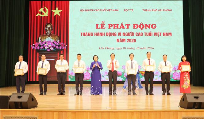 Các cá nhân tiêu biểu nhận Kỷ niệm chương vì sự nghiệp Bảo vệ, Chăm sóc và Phát huy vai trò người cao tuổi Việt Nam. Ảnh: Hoàng Ngọc - TTXVN 