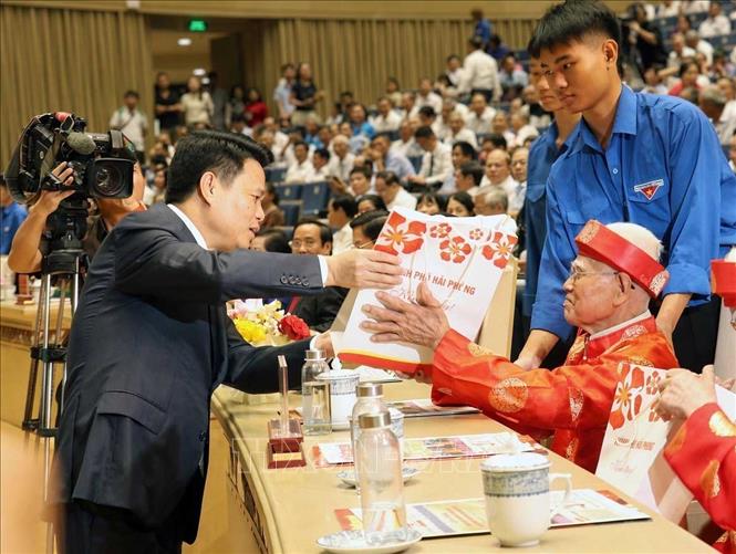Ông Lê Ngọc Châu, Bí thư Thành ủy Hải Phòng, tặng quà người cao tuổi. Ảnh: Hoàng Ngọc - TTXVN 