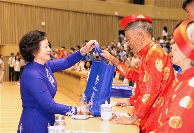 Bà Phạm Thị Thanh Trà, Bí thư Trung ương Đảng, Phó Thủ tướng Chính phủ, Chủ tịch Ủy ban Quốc gia về người cao tuổi Việt Nam, tặng quà người cao tuổi. Ảnh: Hoàng Ngọc - TTXVN 