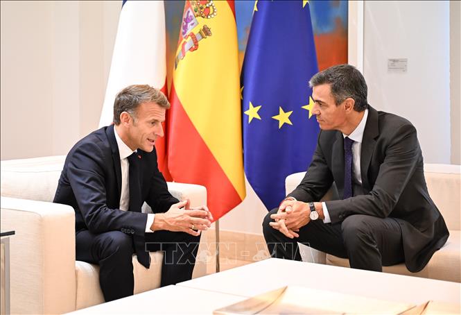 Tổng thống Pháp Emmanuel Macron (trái) và Thủ tướng Tây Ban Nha Pedro Sanchez tại cuộc gặp ở Madrid, ngày 30/9/2026. Ảnh: THX/TTXVN phát