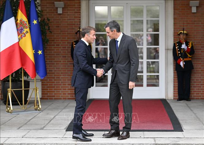 Tổng thống Pháp Emmanuel Macron (trái) và Thủ tướng Tây Ban Nha Pedro Sanchez tại cuộc gặp ở Madrid, ngày 30/9/2026. Ảnh: THX/TTXVN phát