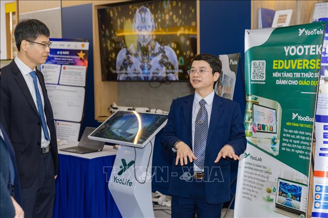 Giáo sư, Tiến sĩ Nguyễn Ngọc Điệp, Giám đốc Trung tâm Công nghệ chiến lược Australia - Việt Nam, chia sẻ về sản phẩm công nghệ chiến lược cho các đại biểu dự Diễn đàn. Ảnh: Thu Phương - TTXVN