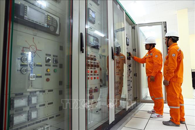 Công nhân ĐIện lực Phú Quốc kiểm tra vận hành tại TBA 220kV Phú Quốc. Ảnh: Huy Hùng - TTXVN  

