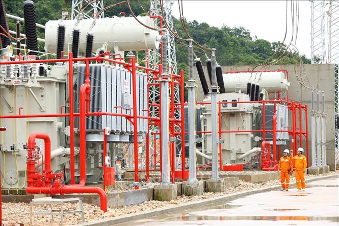 Công nhân ĐIện lực Phú Quốc kiểm tra vận hành tại TBA 220kV Phú Quốc. Ảnh: Huy Hùng - TTXVN  


