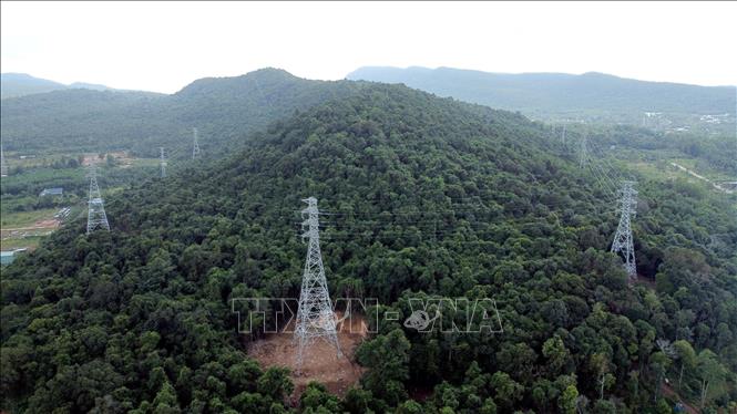Đường dây 110 kV Phú Quốc - Bắc Phú Quốc có tổng mức đầu tư gần 353 tỷ đồng, đóng điện ngày 28/8/2026; công trình có quy mô 2x20,7km và 75 vị trí trụ. Ảnh: Huy Hùng - TTXVN
