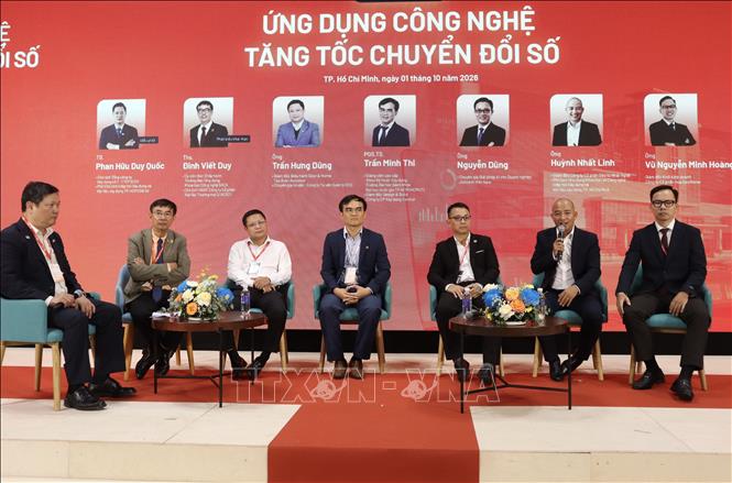 Các chuyên gia thảo luận giải pháp chuyển đổi số ngành xây dựng tại hội thảo. Ảnh: Xuân Anh - TTXVN 