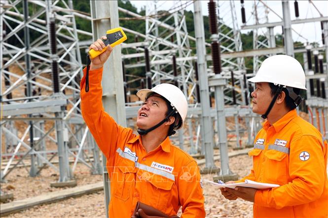 Công nhân ĐIện lực Phú Quốc kiểm tra vận hành tại TBA 220kV Phú Quốc. Ảnh: Huy Hùng - TTXVN  


