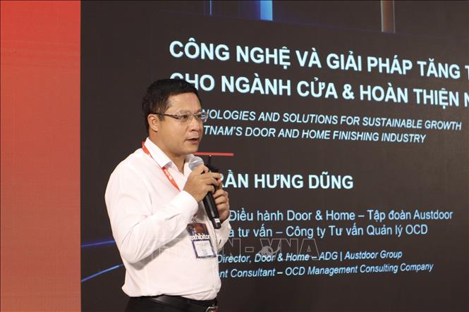 Ông Trần Hưng Dũng, Giám đốc Điều hành Door&Home, Tập đoàn Austdoor, chia sẻ kinh nghiệm ứng dụng công nghệ trong doanh nghiệp tại hội thảo. Ảnh: Xuân Anh - TTXVN 