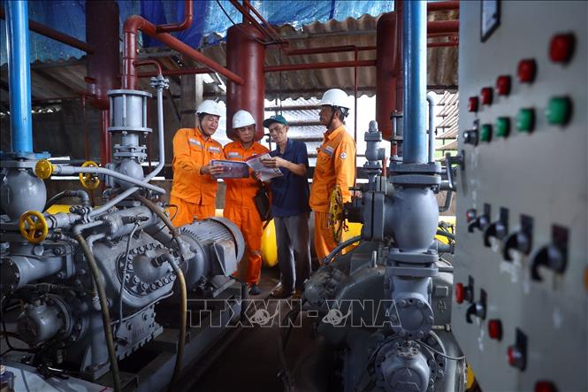 Công nhân điện lực Phú Quốc (PC An Giang) hướng dẫn sử dụng điện an toàn tiết kiệm. Ảnh: Huy Hùng - TTXVN