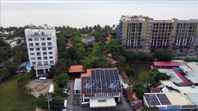 Điện mặt trời mái nhà được lắp đặt tại khách sạn Famiana (đặc khu Phú Quốc). Ảnh: Huy Hùng - TTXVN