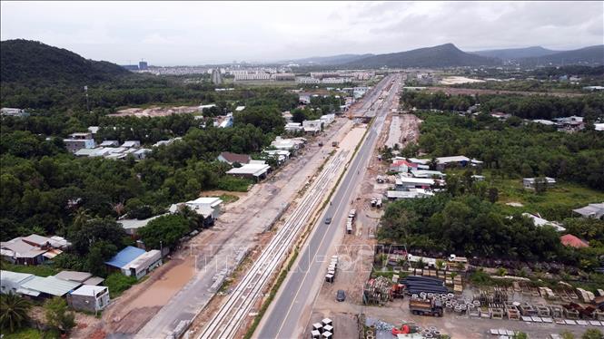 Dự án tuyến tàu điện đô thị (LRT) dài 17,59 km là mạch nối từ sân bay Phú Quốc về trung tâm hội nghị APEC ở Nam đảo. Toàn tuyến chạy dọc dải phân cách giữa của đường tỉnh ĐT.975, gồm 6 nhà ga. Ảnh: Huy Hùng - TTXVN 