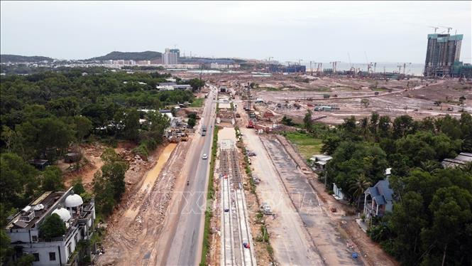 Dự án tuyến tàu điện đô thị (LRT) dài 17,59 km là mạch nối từ sân bay Phú Quốc về trung tâm hội nghị APEC ở Nam đảo. Toàn tuyến chạy dọc dải phân cách giữa của đường tỉnh ĐT.975, gồm 6 nhà ga. Ảnh: Huy Hùng - TTXVN 